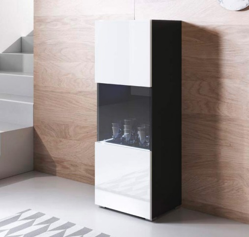 Móvel vertical preto e branco com copos em vidro no interior