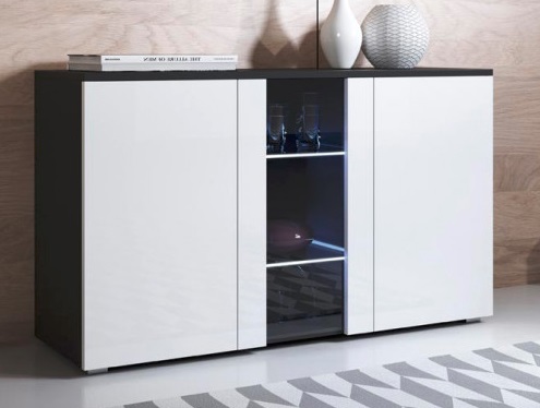 Aparador preto com portas brancas e porta de vidro no centro, com decoração em cima