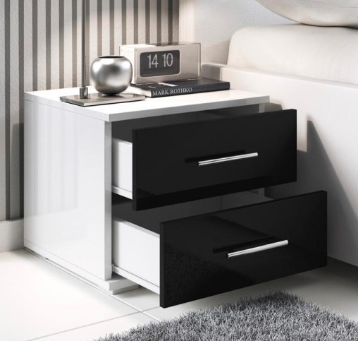 Mesa de cabeceira branca com duas gavetas pretas e decoração ao lado de cama branca
