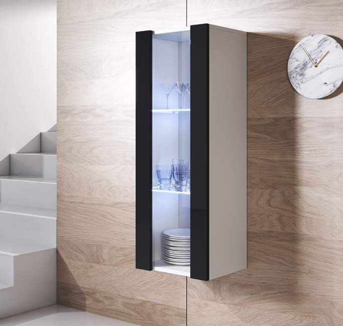 Móvel de parede suspenso com portas pretas e interior iluminado exibindo copos e pratos.