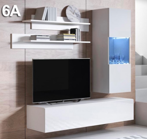 Conjunto de móvel de sala branco com televisão, prateleiras com livros e armário com iluminação azul
