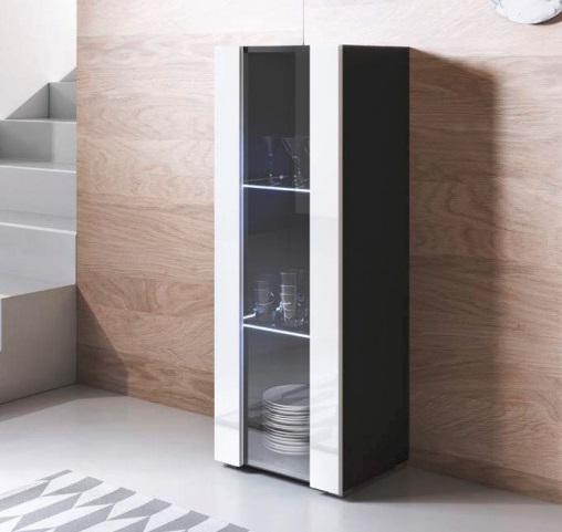 armário vertical de cozinha com portas brancas e vidro contendo copos e pratos