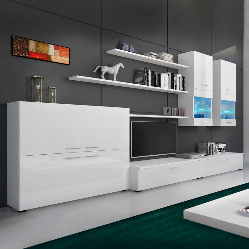 Conjunto de móveis brancos lacados com televisão, prateleiras decoradas e quadro abstrato em parede cinzenta.