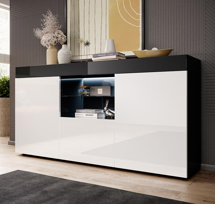 Móvel aparador moderno preto e branco com decoração, livros e iluminação