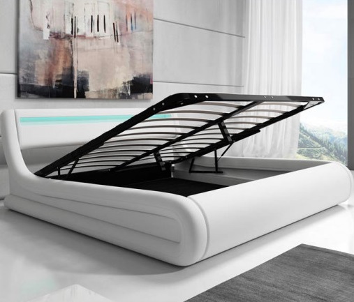 Cama branca de couro sintético com sistema de elevação para arrumação