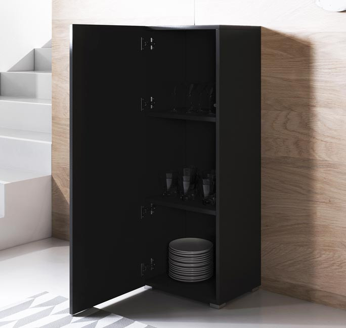 Armário preto aberto com copos e pratos, parede de madeira clara e escadas brancas ao lado