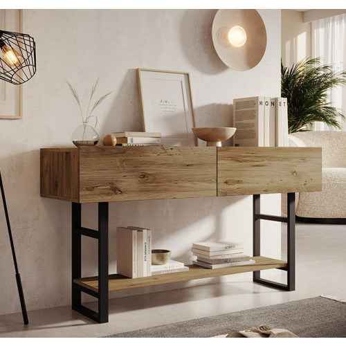 Aparador de madeira clara com estrutura metálica preta em sala iluminada