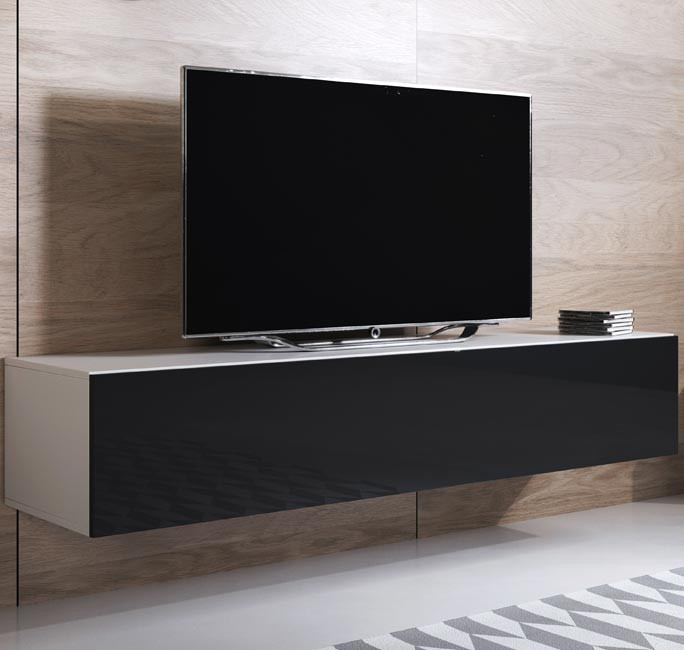 Televisor preto e unidade de TV suspensa com porta preta brilhante e parede de madeira clara