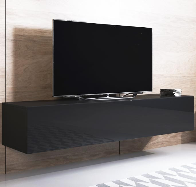 Móvel TV preto suspenso com televisão e pilha de discos ao lado