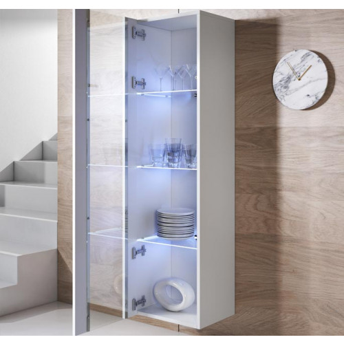 Móvel de parede branco com porta de vidro aberto mostrando copos e pratos