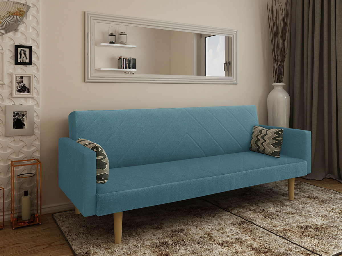 Sofá azul claro com almofadas geométricas em sala com espelho e vaso branco