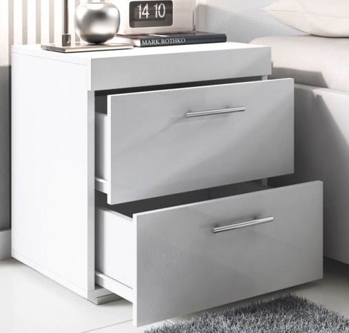 Mesa de cabeceira branca com duas gavetas abertas e objetos decorativos em cima