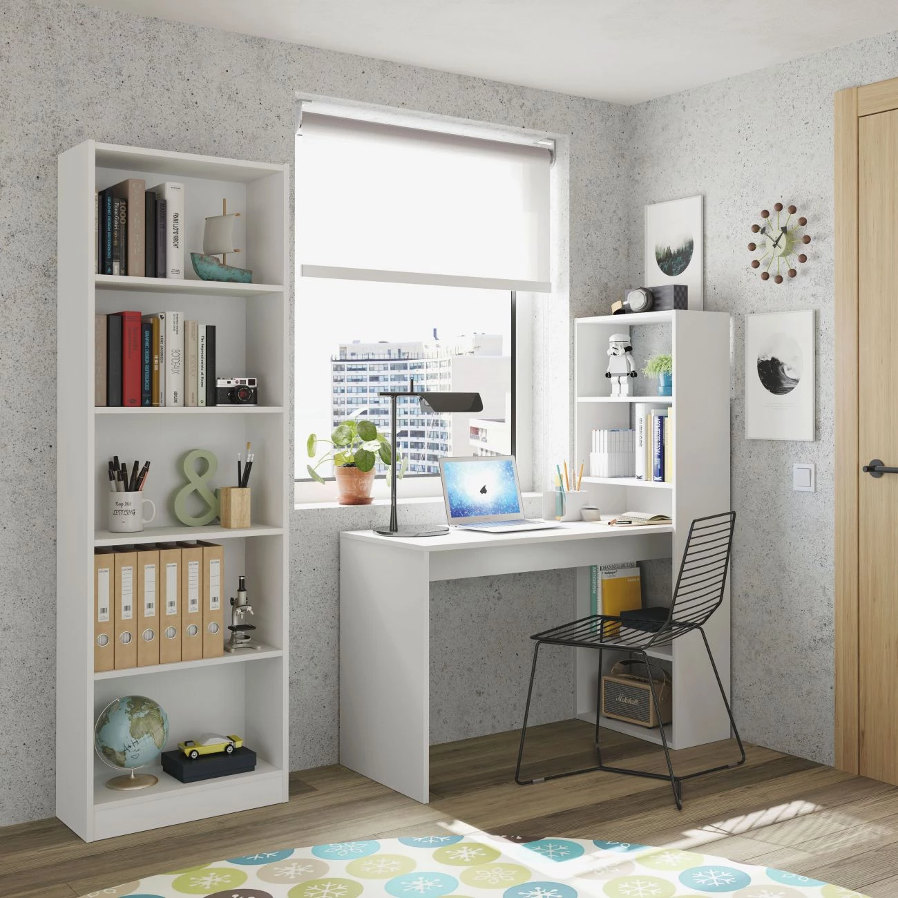 Espaço de trabalho com secretária e estantes brancas, cadeira preta, laptop e decoração detalhada.