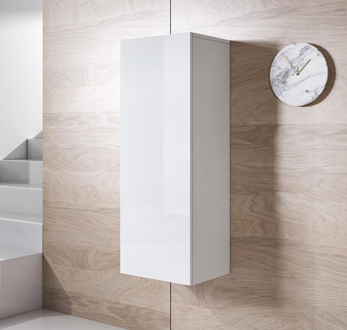 Armário suspenso branco brilhante e relógio de parede marmoreado numa parede de madeira clara