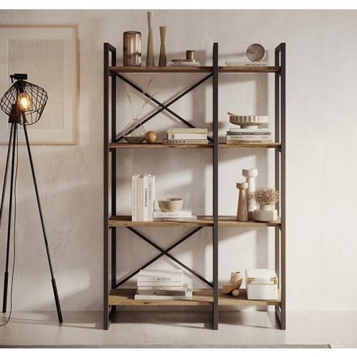 Estante metálica e madeira com decoração e candeeiro de chão junto à parede branca