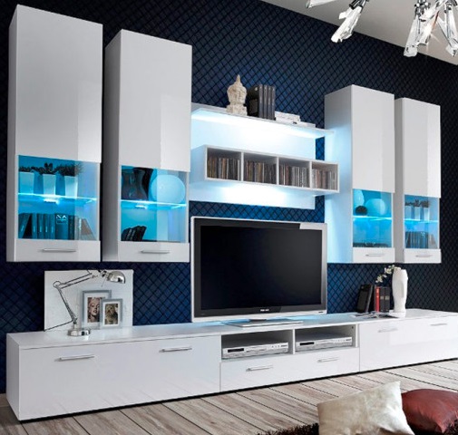 Móvel de televisão branco brilhante com iluminação azul em prateleiras suspensas e parede escura texturada