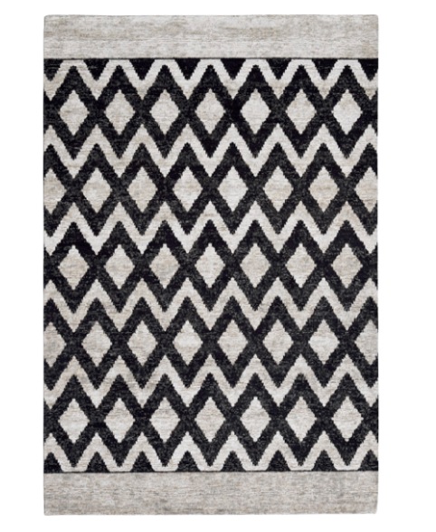 Tapete retangular preto e cinzento com padrão geométrico em losangos e zigzag