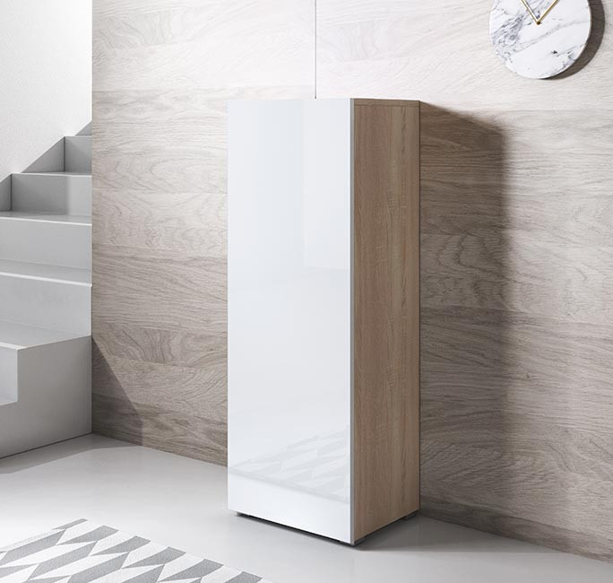 Móvel alto branco e madeira clara num ambiente interior moderno