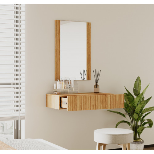 Espelho retangular com moldura de madeira e prateleira flutuante de madeira com frascos e difusor, planta e banco branco num ambiente interior