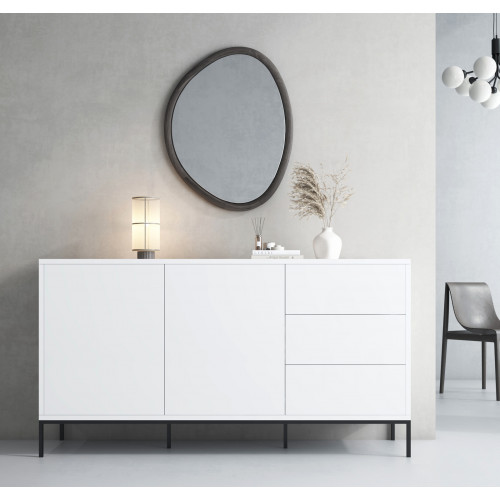 Aparador branco com estrutura preta e decoração minimalista num ambiente interior