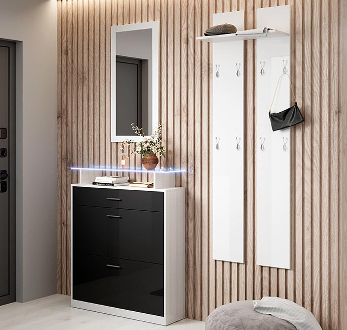 Móvel de entrada com armário branco e preto, espelho, placas brancas com ganchos e parede de ripas de madeira clara.