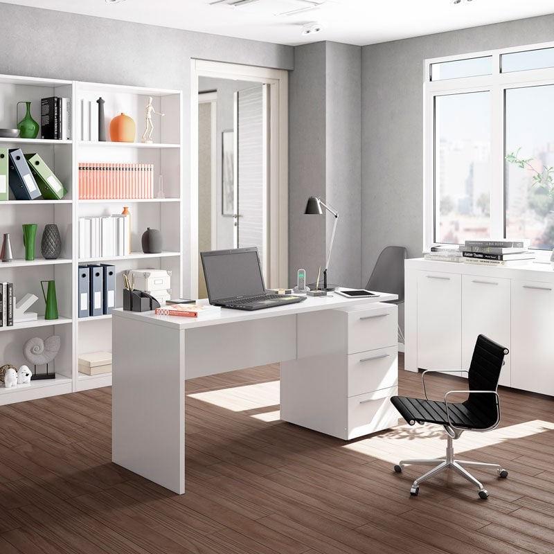 Escritório moderno com secretária branca, cadeira preta, prateleiras e janela grande.