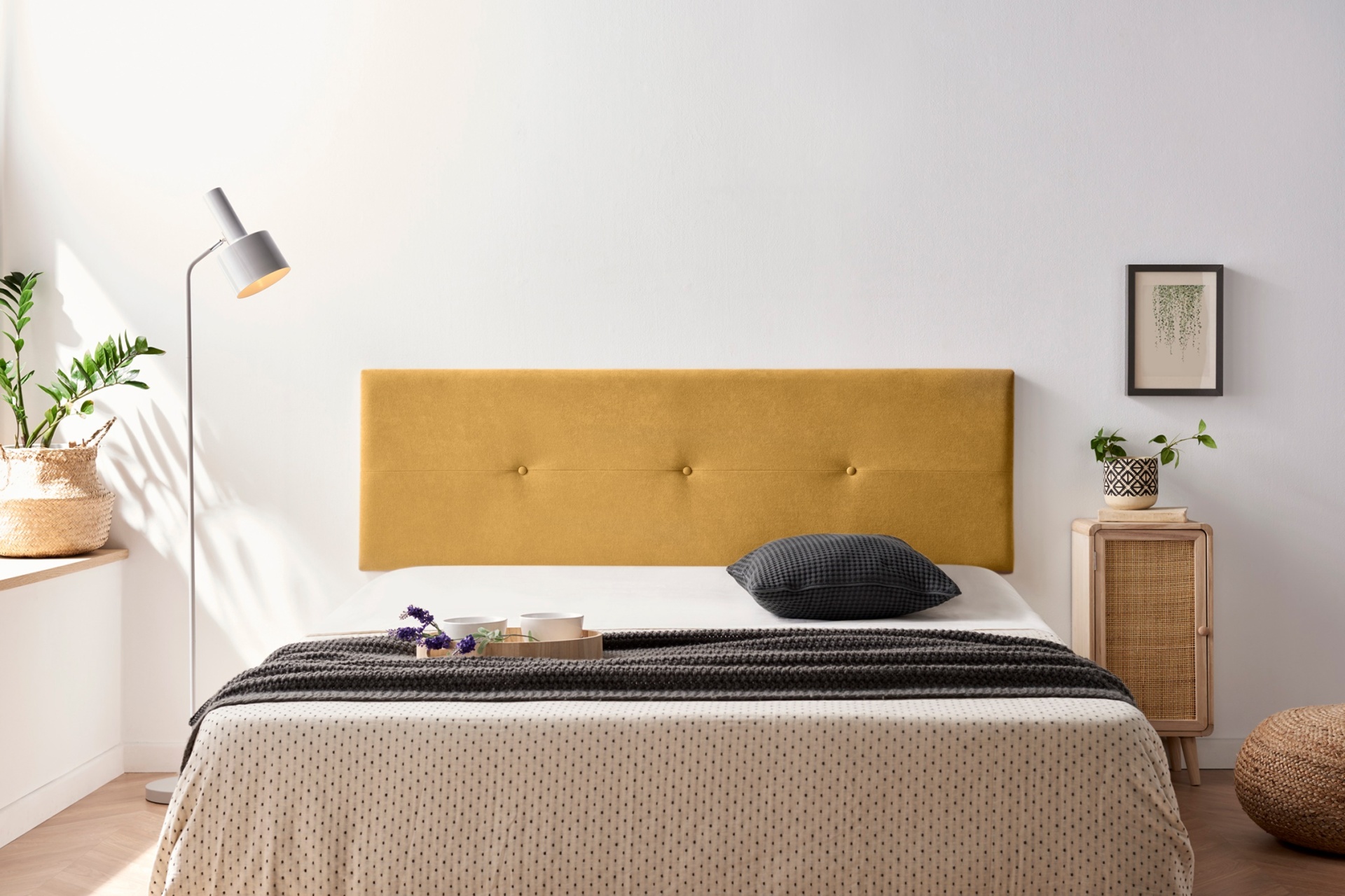 Cabeceira de cama estofada amarela e decoração de quarto minimalista