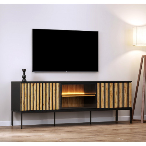 Móvel para TV preto com portas de madeira clara e prateleira central iluminada