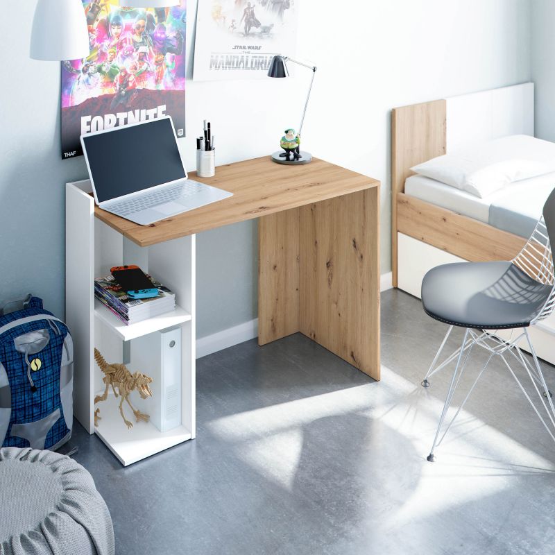 Escrivaninha moderna com laptop, cadeira cinzenta, mochilas e posters de Fortnite e animal