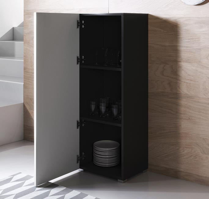 Armário alto preto com porta aberta, prateleiras com copos e pratos, parede madeira clara ao fundo.