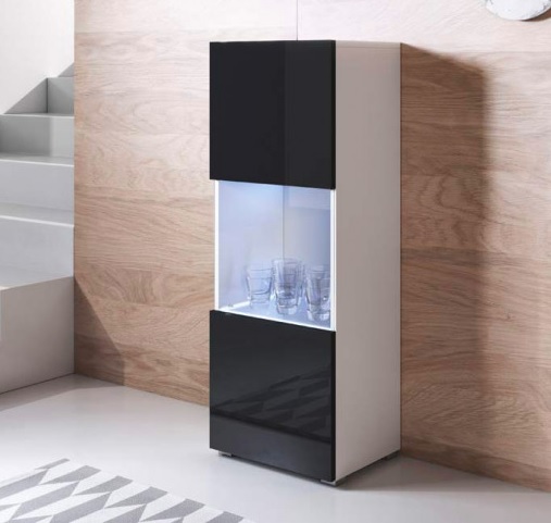 Móvel alto branco com portas pretas e iluminação interior, com copos expostos