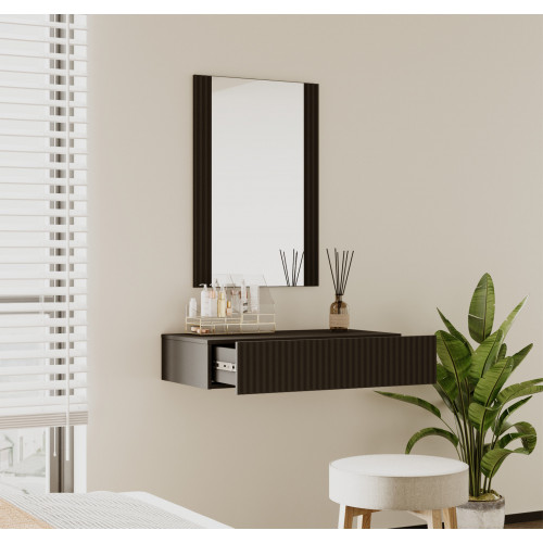 Espelho retangular com moldura preta e prateleira flutuante preta com cosméticos