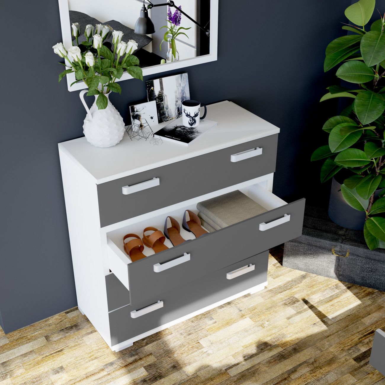 Cômoda branca com gavetas cinzentas, vasos com flores e decoração em fundo cinzento escuro