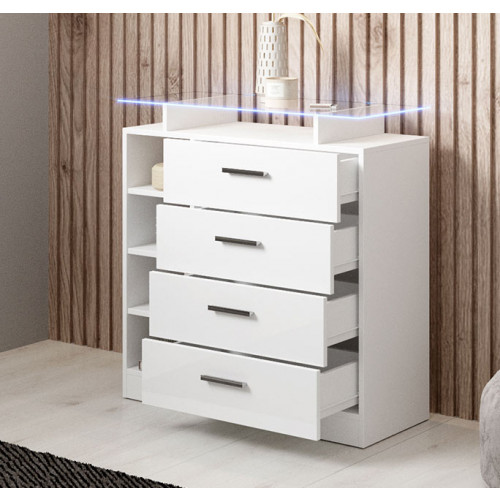 Cómoda branca com gavetas e prateleiras laterais junto a parede de madeira 