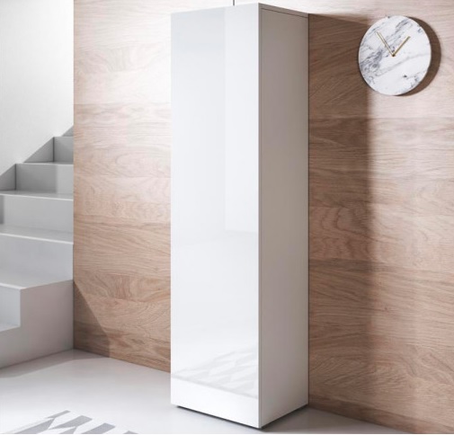 Armário alto branco lacado num interior com parede de madeira e relógio de mármore