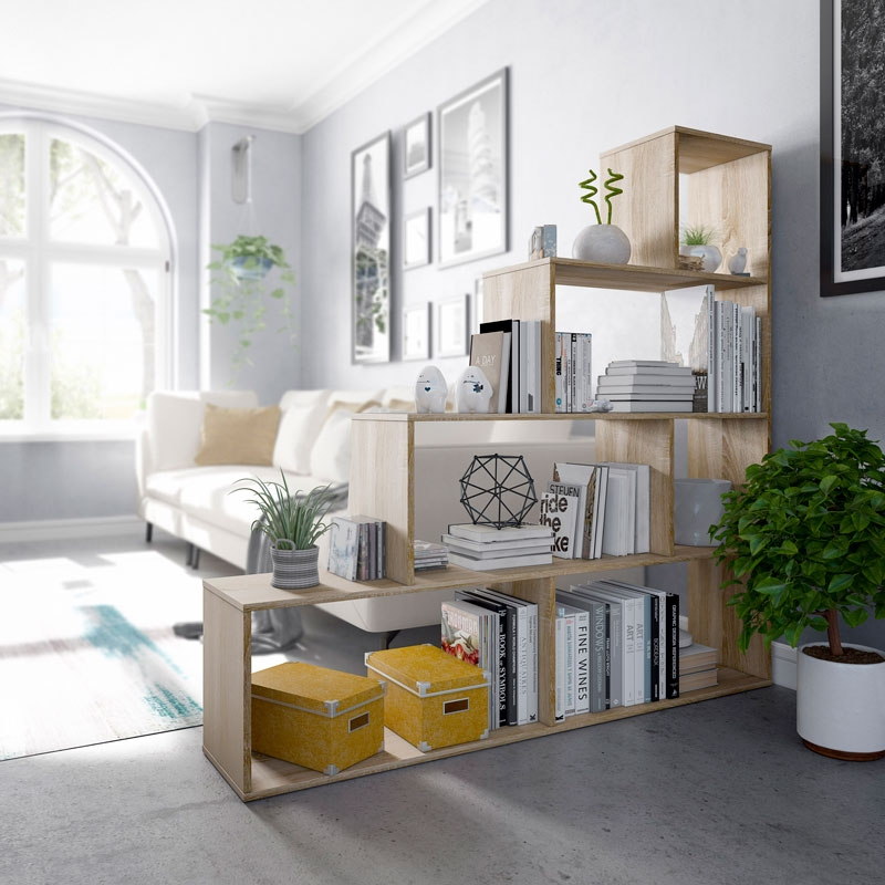 Estante modular de madeira clara com livros e decoração numa sala moderna