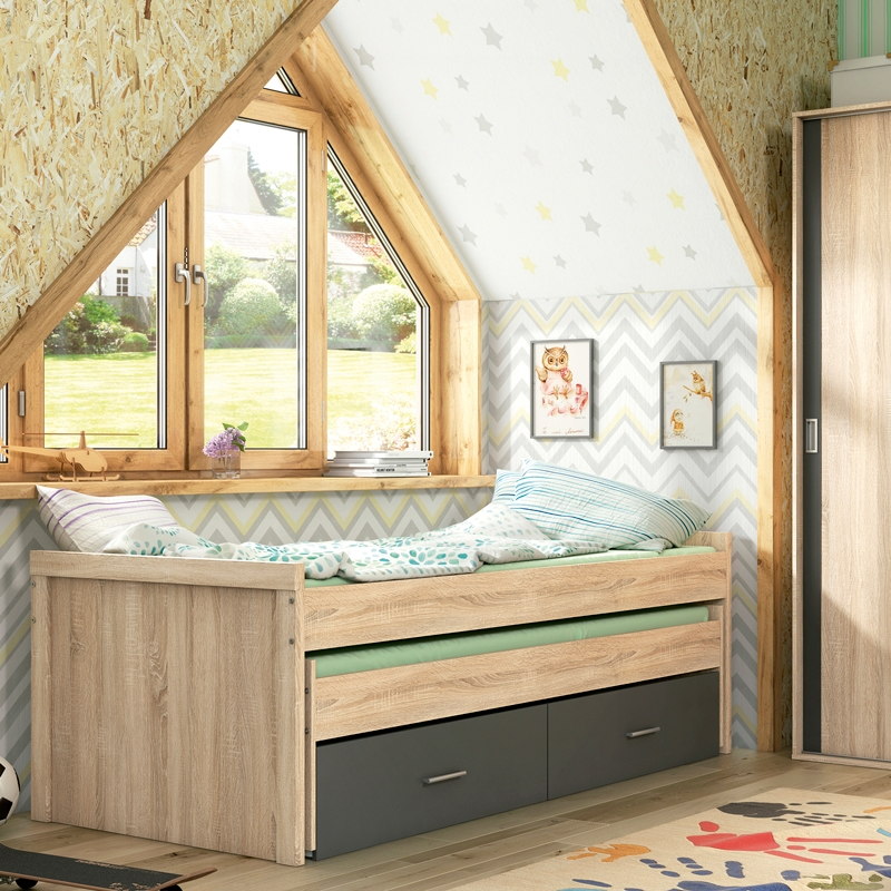 Quarto infantil com cama de madeira clara, gavetas cinzentas, papel de parede com estrelas e janela triangular de madeira