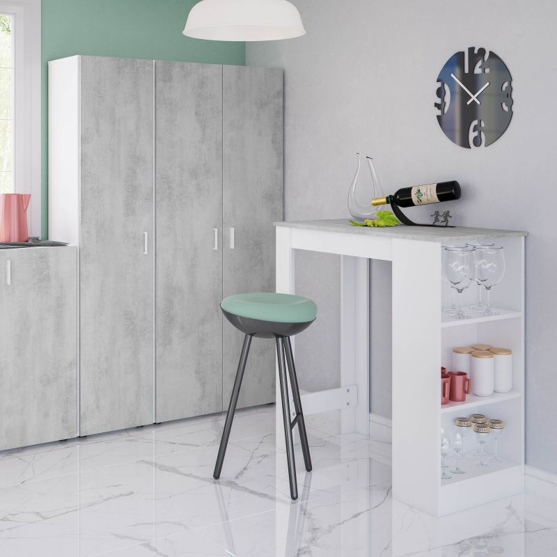 Cozinha com armários cinza, ilha branca com estantes, banco verde água e relógio preto na parede