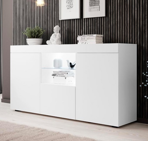 Aparador branco com portas e prateleiras, decorado com estátua, vaso, livros, em parede escura de ripas