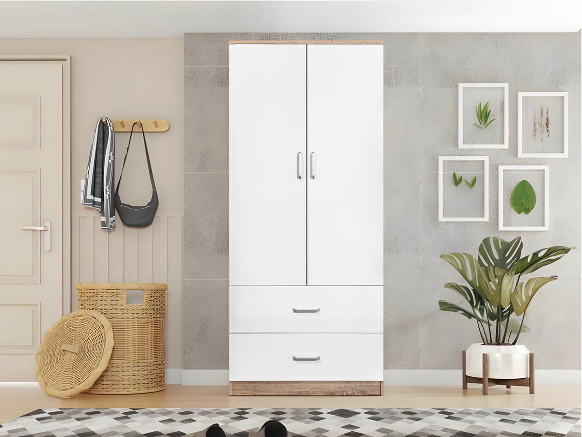 Roupeiro branco com detalhes em madeira clara numa sala com decoração natural e plantas.