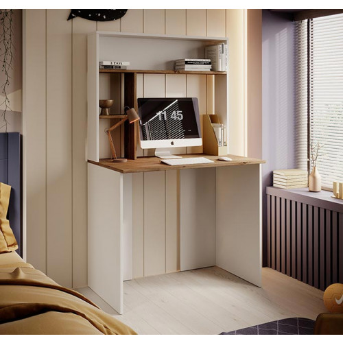 Secretária branca com tampo em madeira e computador com visor das 11:45 numa sala moderna