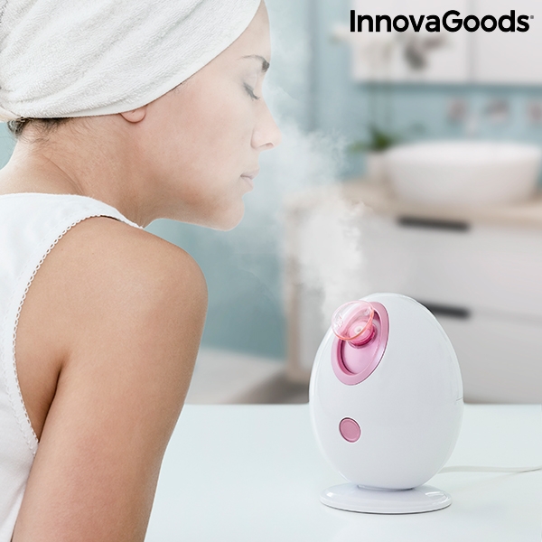 Mini vaporizador facial branco e rosa InnovaGoods em uso