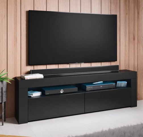 Móvel de televisão preto com dispositivos eletrónicos e televisão montada na parede