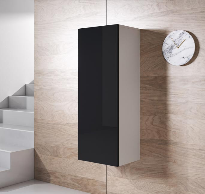 Armário suspenso preto e branco na parede de madeira com escada e relógio de mármore ao lado