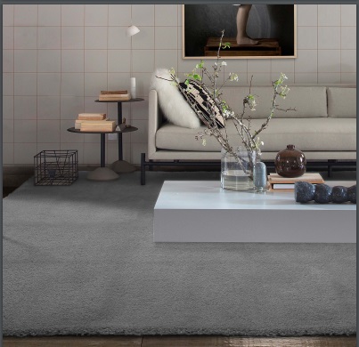 Tapete cinzento macio em sala com sofá bege e mesa de centro branca