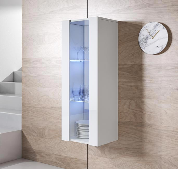 Armário branco suspenso com porta de vidro e relógio de parede de mármore