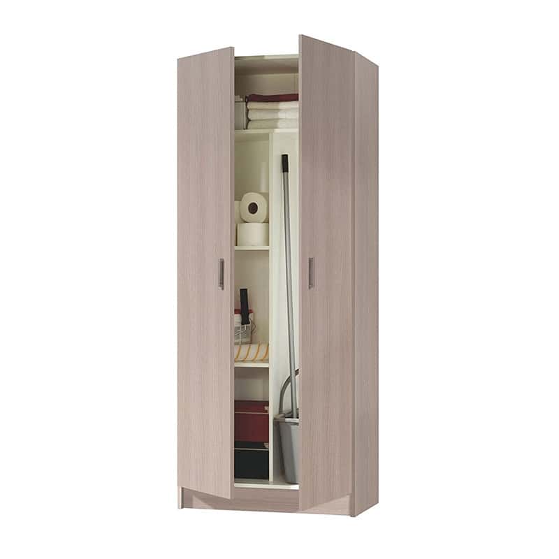 Armário de madeira clara com portas abertas mostrando prateleiras com objetos de limpeza e armazenamento