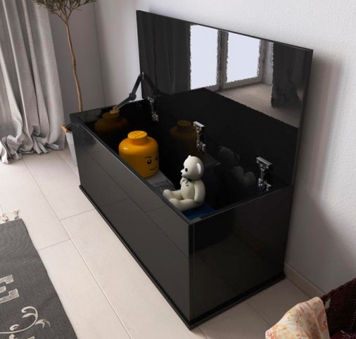 Móvel preto brilhante com tampo aberto mostrando peças dentro