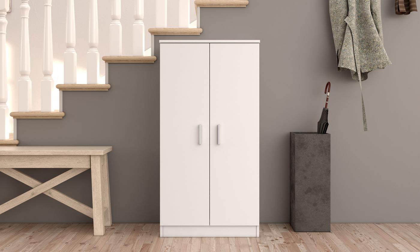 Armário branco de madeira com duas portas entre banco de madeira e suporte de guarda-chuvas em parede cinzenta