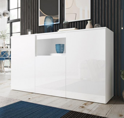 Aparador branco brilhante com três portas e prateleira aberta com vaso azul